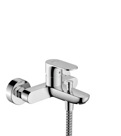 Ein Hansgrohe-Wannenmischer in Chrom mit einem Hebel zur Temperatur- und Mengenregulierung sowie einem Auslass für einen Duschschlauch.